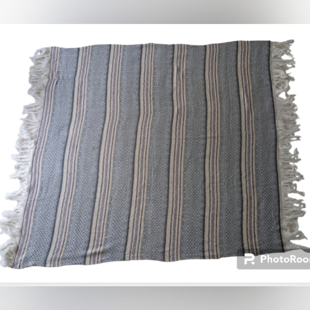 Shiraleah Chicago throw blanket Fring Decor lightweight pink grey geometric